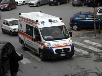 Donna investita da auto mentre attraversava sulle strisce