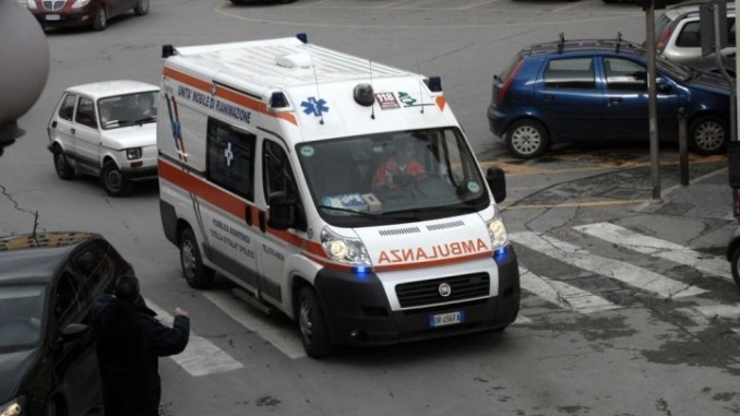 Donna investita da auto mentre attraversava sulle strisce