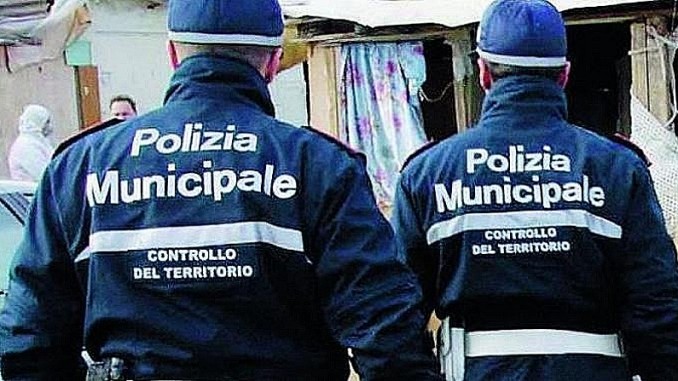 Danneggia con l’auto l’illuminazione pubblica a Trestina