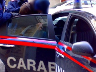 Tenta fuga, arrestato presunto spacciatore 19enne