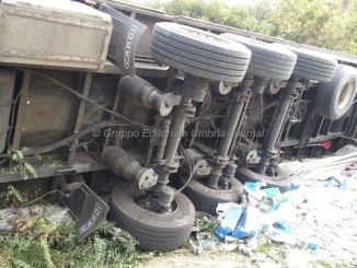 Si ribalta tir e finisce in scarpata muore autista