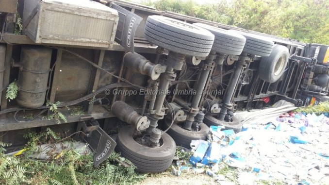 Si ribalta tir e finisce in scarpata muore autista