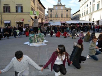 500 studenti in piazza nel flash mob per la riduzione dei rifiuti