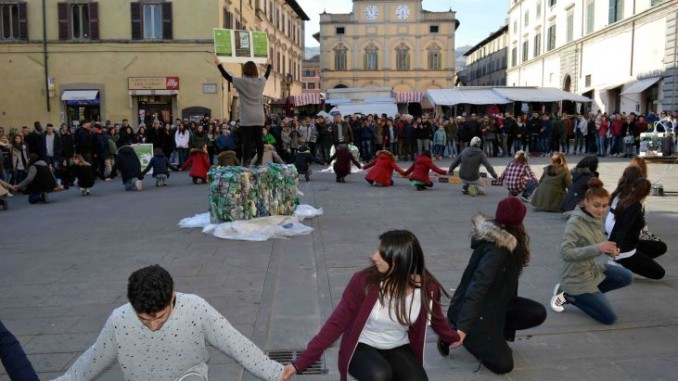 500 studenti in piazza nel flash mob per la riduzione dei rifiuti