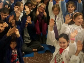 Studenti a lezione di riutilizzo vestiti e riduzione dei rifiuti