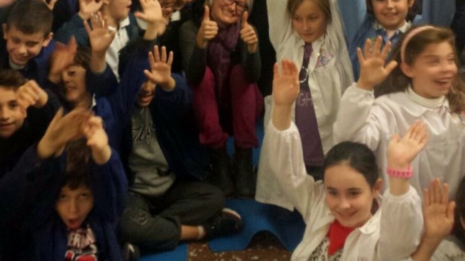 Studenti a lezione di riutilizzo vestiti e riduzione dei rifiuti