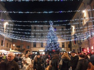 Natale a Umbertide, acceso l'albero di Natale in piazza Matteotti