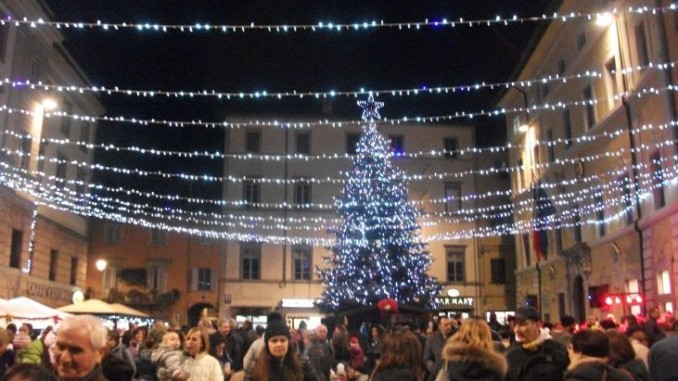 Natale a Umbertide, acceso l'albero di Natale in piazza Matteotti