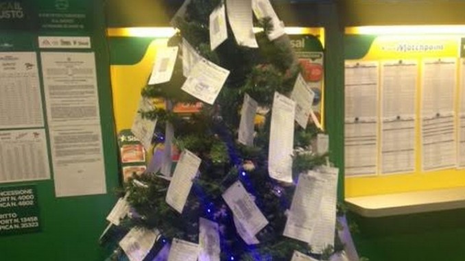 Ticket vincenti alle corse dei cavalli a Città di Castello albero Natale