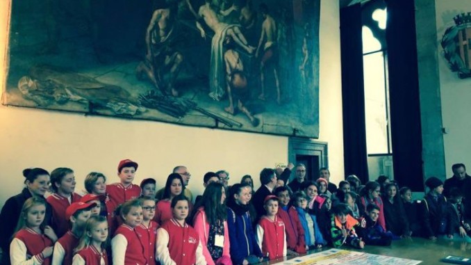 Studenti in Europa con ruzzola e bocce