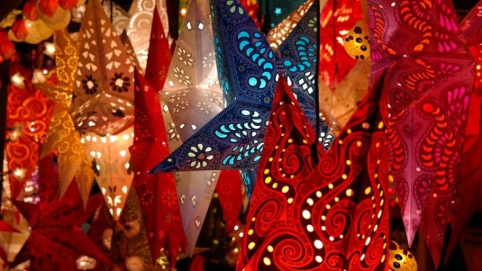 Natale in centro storico, no stop di negozi e mercato