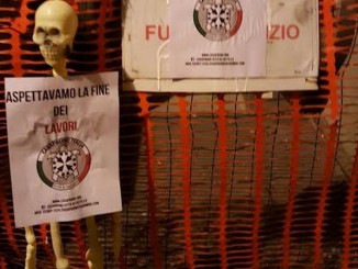 CasaPound critica lentezza cantieri scale mobili a Città di Castello Due scheletri sulle scale mobili messi dai militanti del movimento con dei cartelli che recitano 'Aspettavo la fine dei lavori"