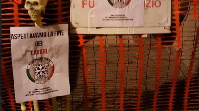 CasaPound critica lentezza cantieri scale mobili a Città di Castello Due scheletri sulle scale mobili messi dai militanti del movimento con dei cartelli che recitano 'Aspettavo la fine dei lavori"
