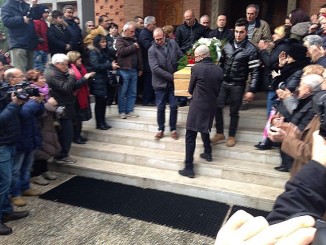 Donna uccisa in casa, al funerale il vescovo: "Aiutate la famiglia" Il vescovo ha ricordato Anna Maria che ha "sopportato il dolore fisico e le sofferenze stando vicino a Federico che ha e aveva seri problemi."
