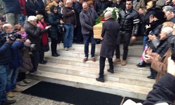 Donna uccisa in casa, al funerale il vescovo: "Aiutate la famiglia" Il vescovo ha ricordato Anna Maria che ha "sopportato il dolore fisico e le sofferenze stando vicino a Federico che ha e aveva seri problemi."