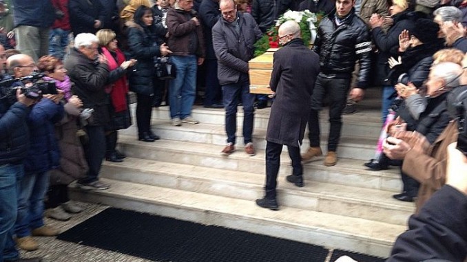 Donna uccisa in casa, al funerale il vescovo: "Aiutate la famiglia" Il vescovo ha ricordato Anna Maria che ha "sopportato il dolore fisico e le sofferenze stando vicino a Federico che ha e aveva seri problemi."