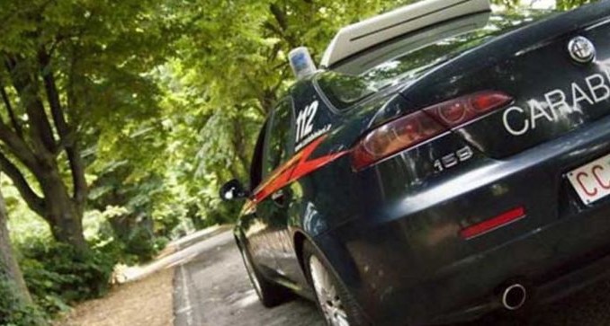 Lancia un vaso contro i Carabinieri, arrestato un italiano 40enne