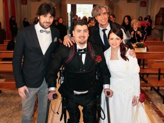 Giovane cammina grazie all'esoscheletro