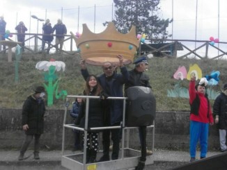 Oltre 1.500 persone alla sfilata dei carri allegorici nel Rione Casella
