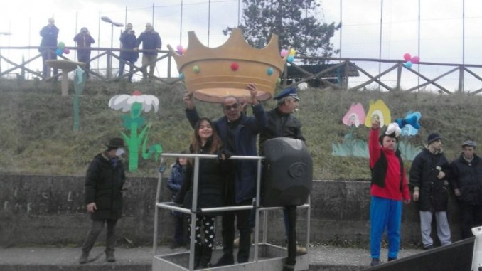 Oltre 1.500 persone alla sfilata dei carri allegorici nel Rione Casella