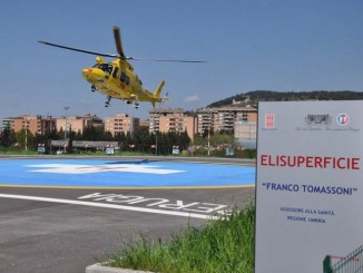 Cade dall’alto, diversi traumi, grave in ospedale a Perugia