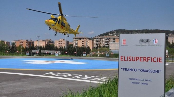 Cade dall’alto, diversi traumi, grave in ospedale a Perugia