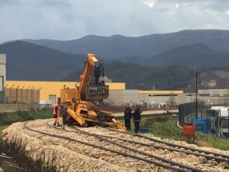 Pierantonio, si rovescia un cingolato, 4 operai feriti