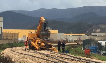 Pierantonio, si rovescia un cingolato, 4 operai feriti