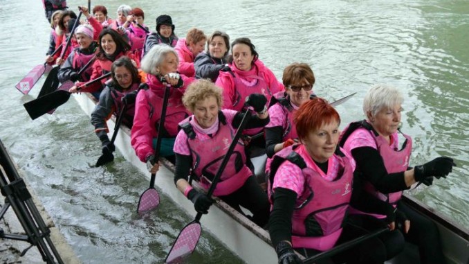 Donne operate al seno, riabilitazione a colpi di pagaia su Dragon Boat