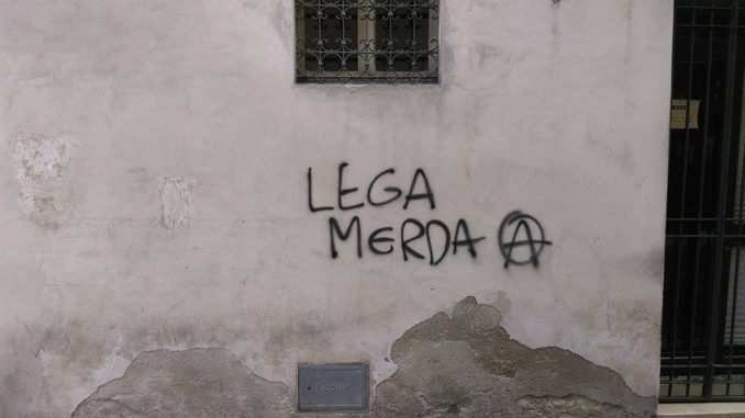 Scritte di odio e disprezzo nei confronti della Lega