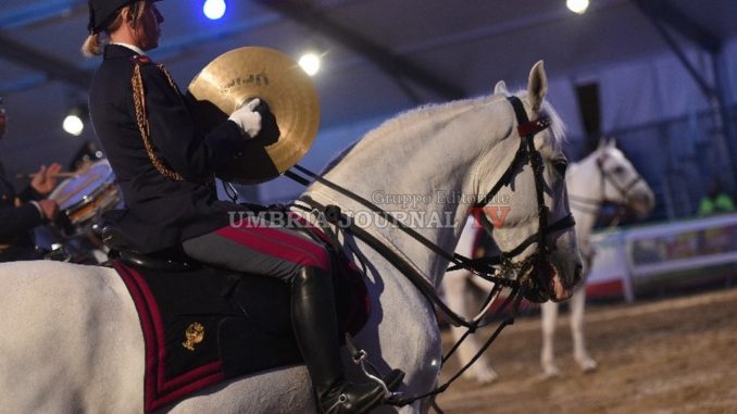 Mostra del Cavallo, la Fanfara della Polizia e gli Aragona’s esaltano