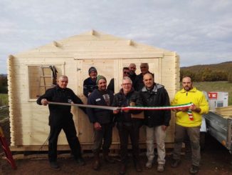 La comunità umbertidese dona casetta di legno a due allevatori di Agriano