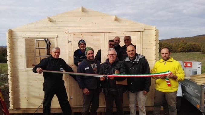 La comunità umbertidese dona casetta di legno a due allevatori di Agriano