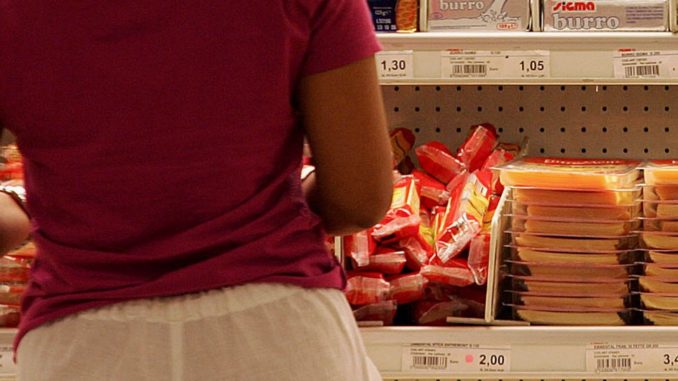 Tentano di rubare in un supermercato, ma va male a tutte e due a Castello