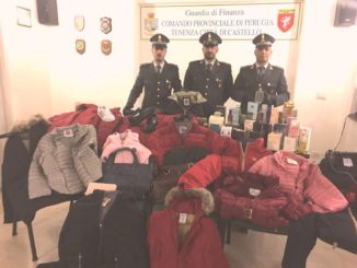 Venditori abusivi a Castello, finanza sequestra centinaia di capi