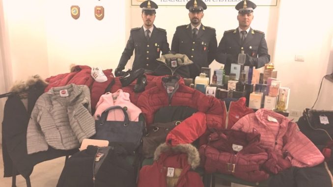 Venditori abusivi a Castello, finanza sequestra centinaia di capi