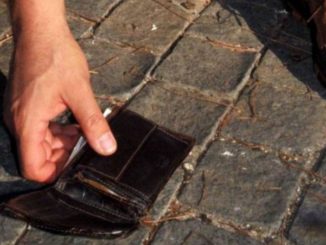 Città di Castello, ritrovano portafogli con soldi e documenti e li riconsegnano