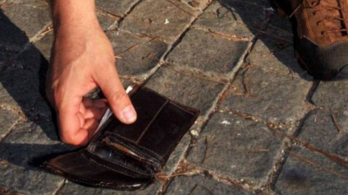 Città di Castello, ritrovano portafogli con soldi e documenti e li riconsegnano