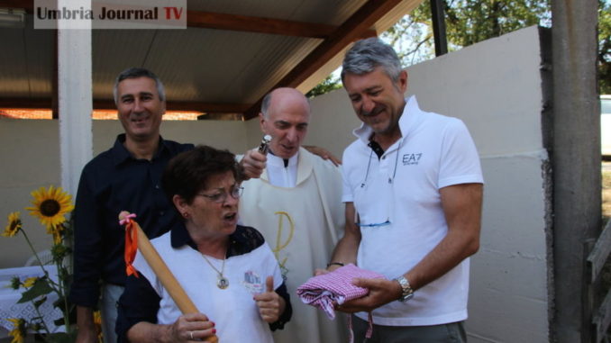 Padre Giorgio Mariotti ha benedetto casalinghe e matterelli ad Astucci