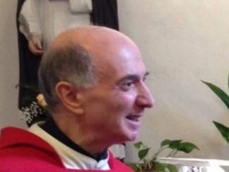 Parroco Hi-tech Don Giorgio Mariotti benedice le casalinghe a Città di Castello