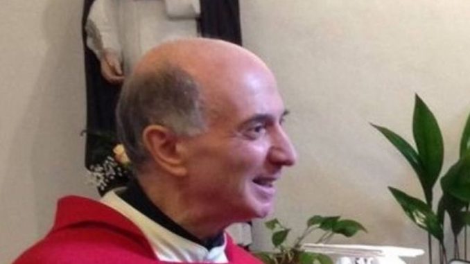 Parroco Hi-tech Don Giorgio Mariotti benedice le casalinghe a Città di Castello