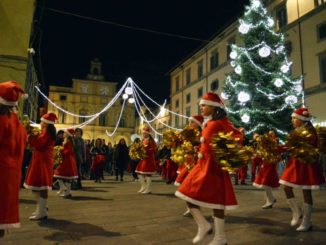 Accese le nuove luminarie natalizie e i quattro abeti