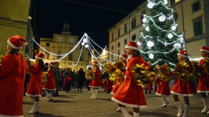 Accese le nuove luminarie natalizie e i quattro abeti