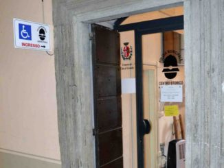 Ritrova orologio di lusso per terra e lo riconsegna alla polizia municipale