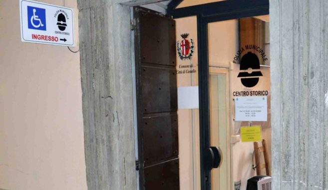 Ritrova orologio di lusso per terra e lo riconsegna alla polizia municipale