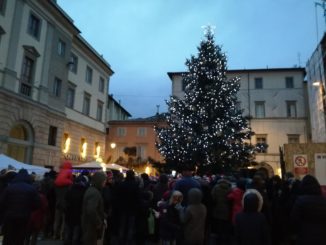 Albero di Natale, acceso in piazza Matteotti a Umbertide