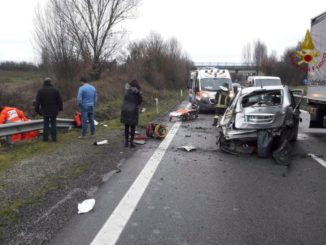 Incidente a Promano sulla E45, conducente sbalzata fuori dall'auto