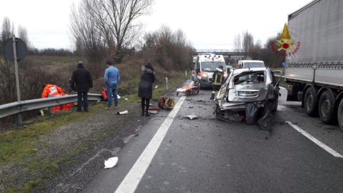 Incidente a Promano sulla E45, conducente sbalzata fuori dall'auto