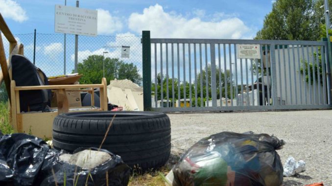 Abbandono rifiuti centro raccolta Trestina, identificati i responsabili