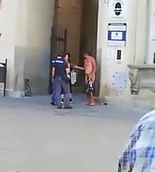 Città di Castello, nudo aggredisce poliziotti a spasso dopo la condanna